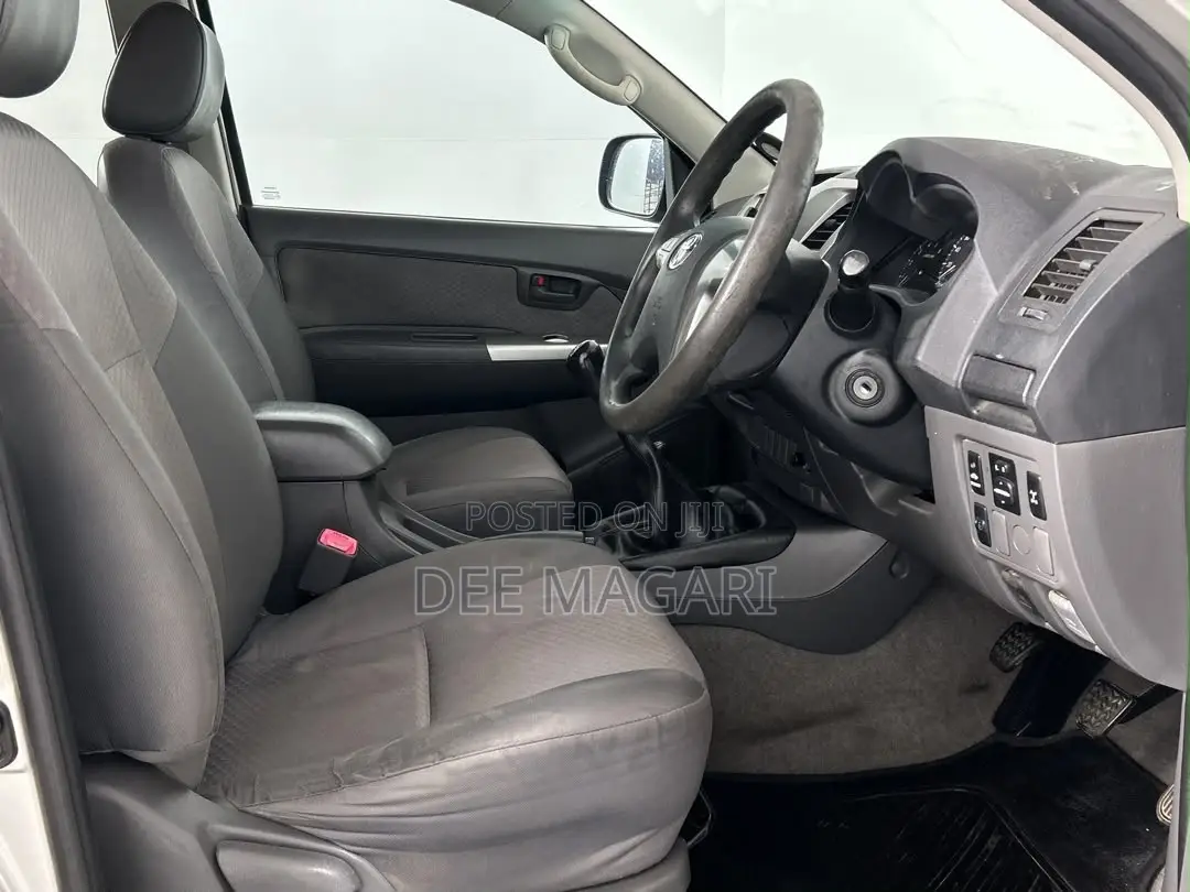 Toyota Hilux 2013 Gray