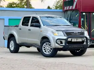 Toyota Hilux 2013 Gray