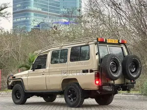 Toyota Land Cruiser 1989 Ivory