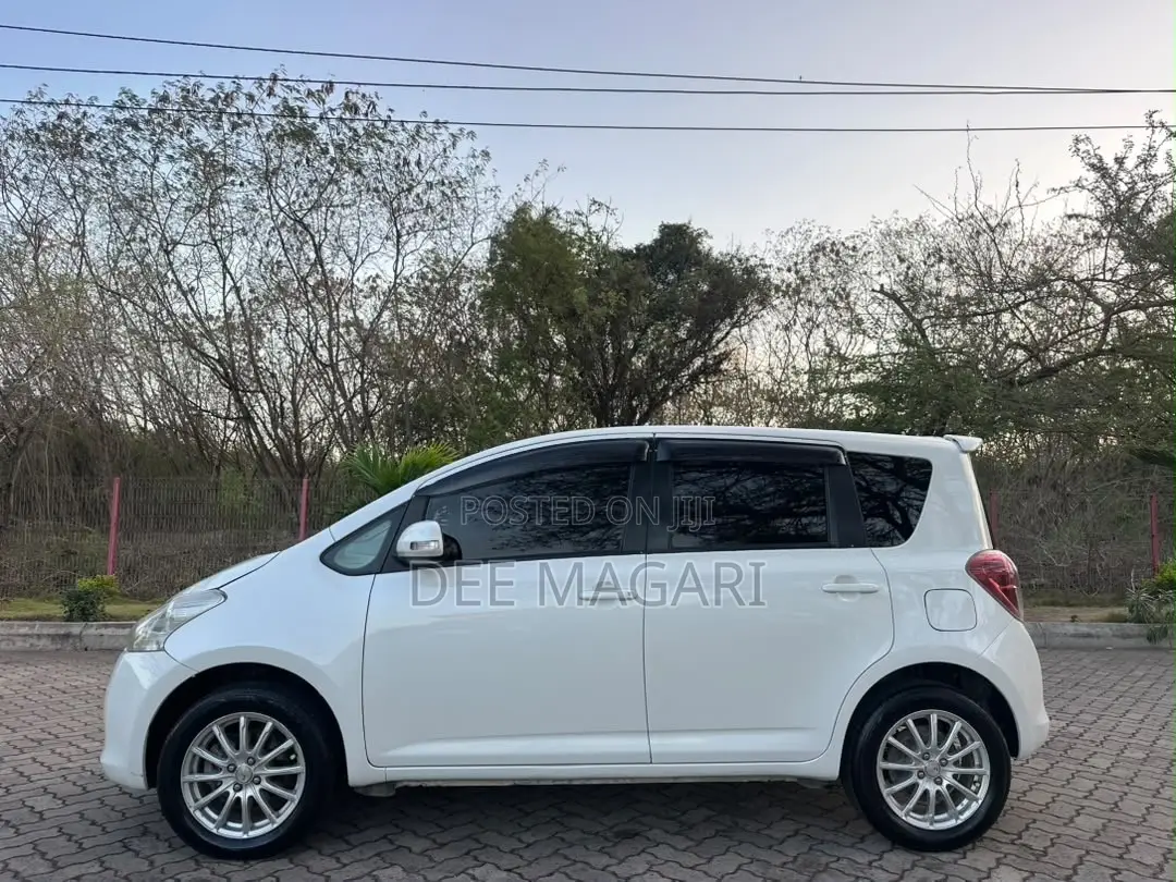 Toyota Ractis 2006 White