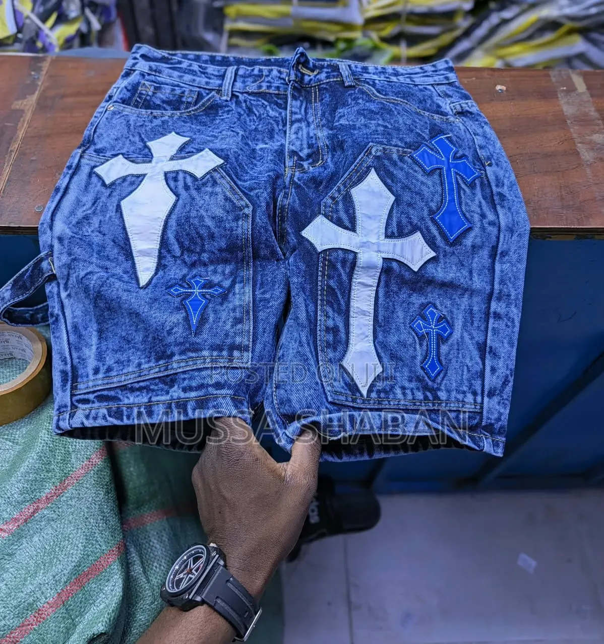 Knee-Length Short Jeans at Affordable Prices.