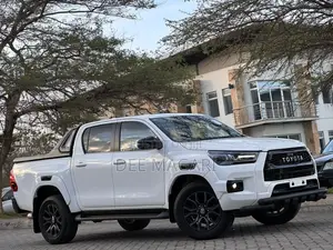Toyota Hilux 2023 White