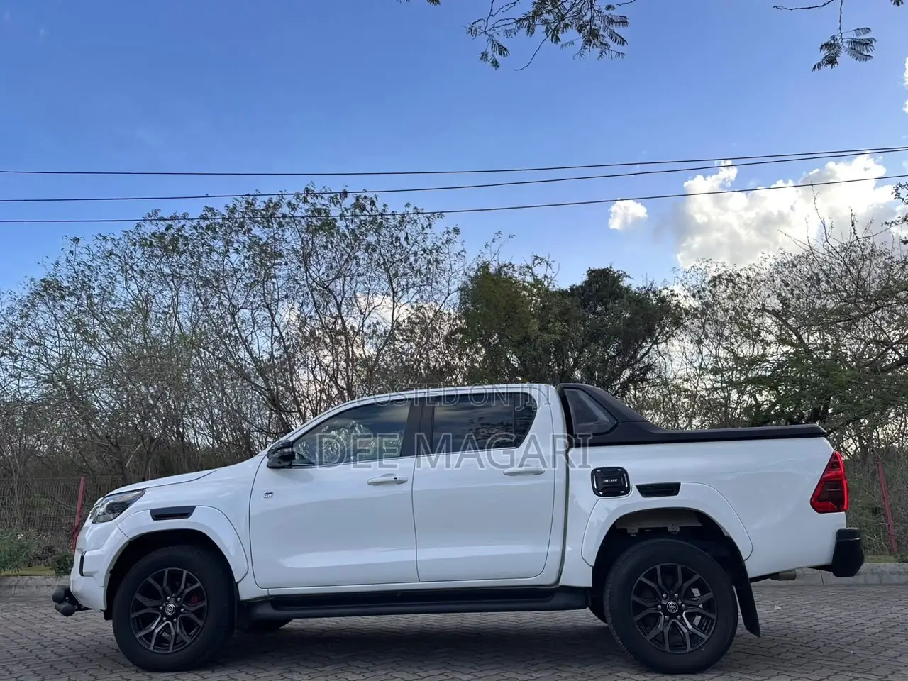 Toyota Hilux 2023 White