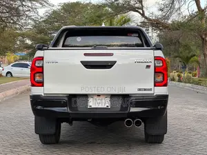 Toyota Hilux 2023 White