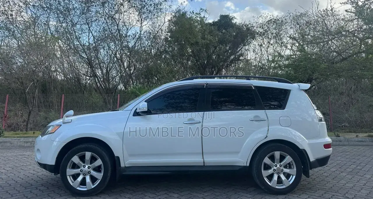 Mitsubishi Outlander 2011 White