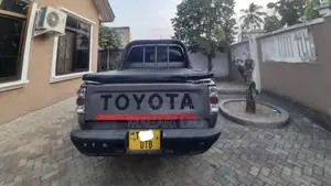 Toyota Hilux 2002 Gray