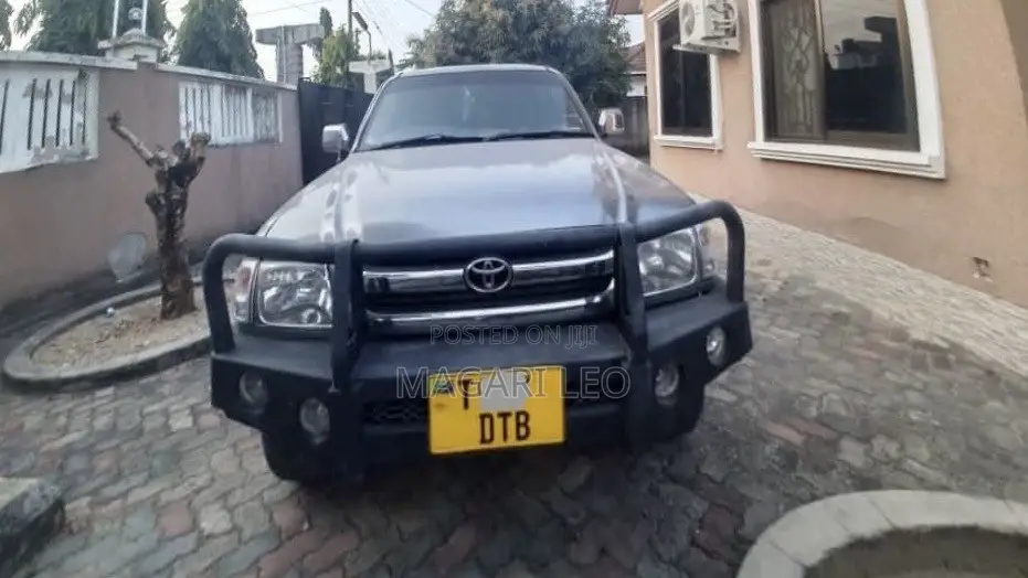 Toyota Hilux 2002 Gray