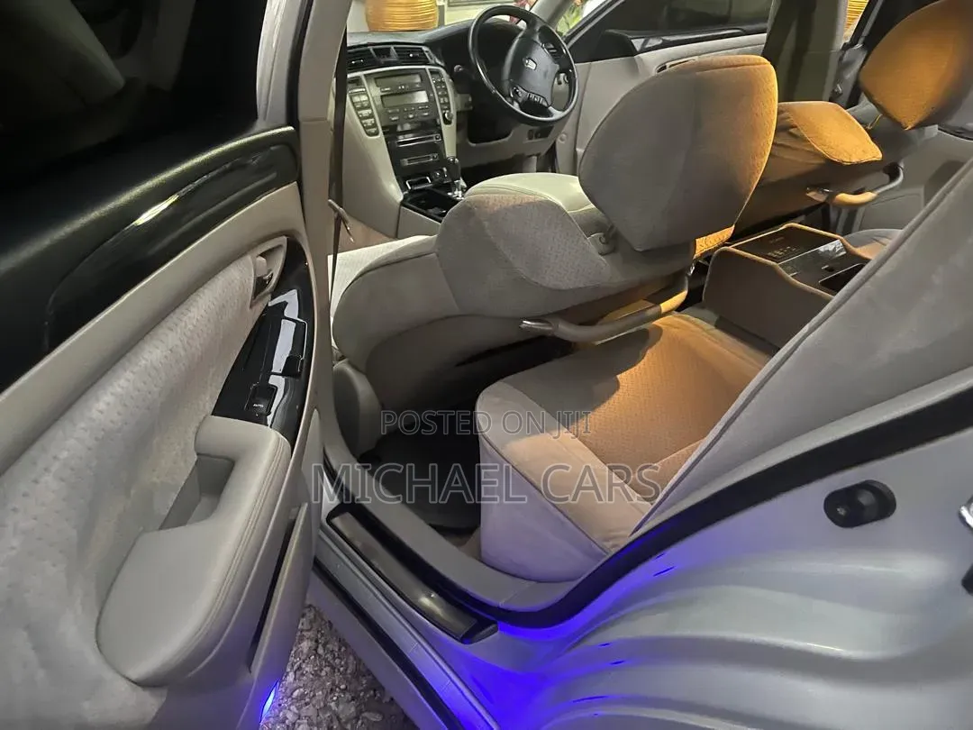 Toyota Crown 2006 Silver