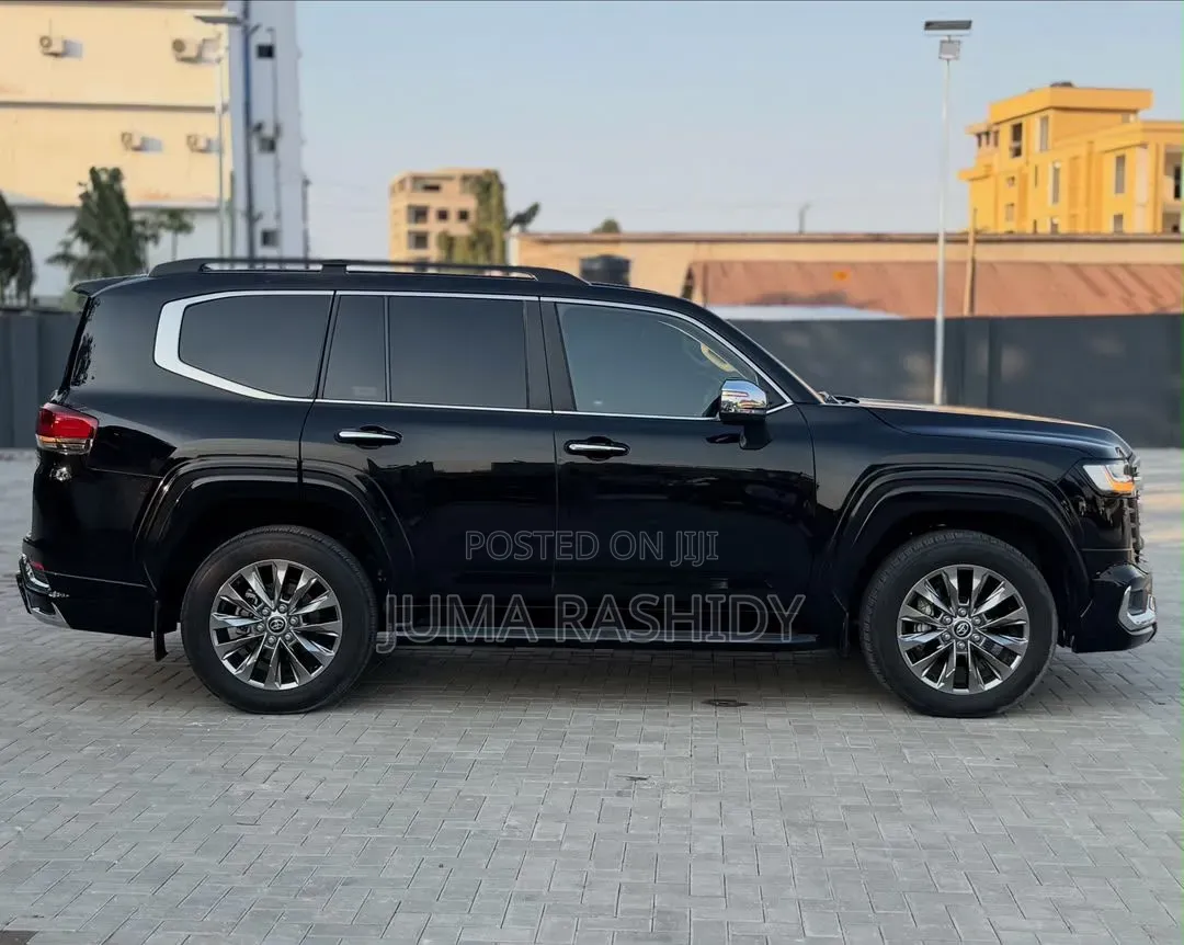Toyota Land Cruiser LC300 2023 Black