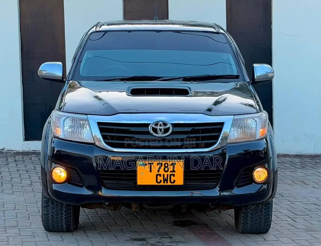 Toyota Hilux 2013 Black