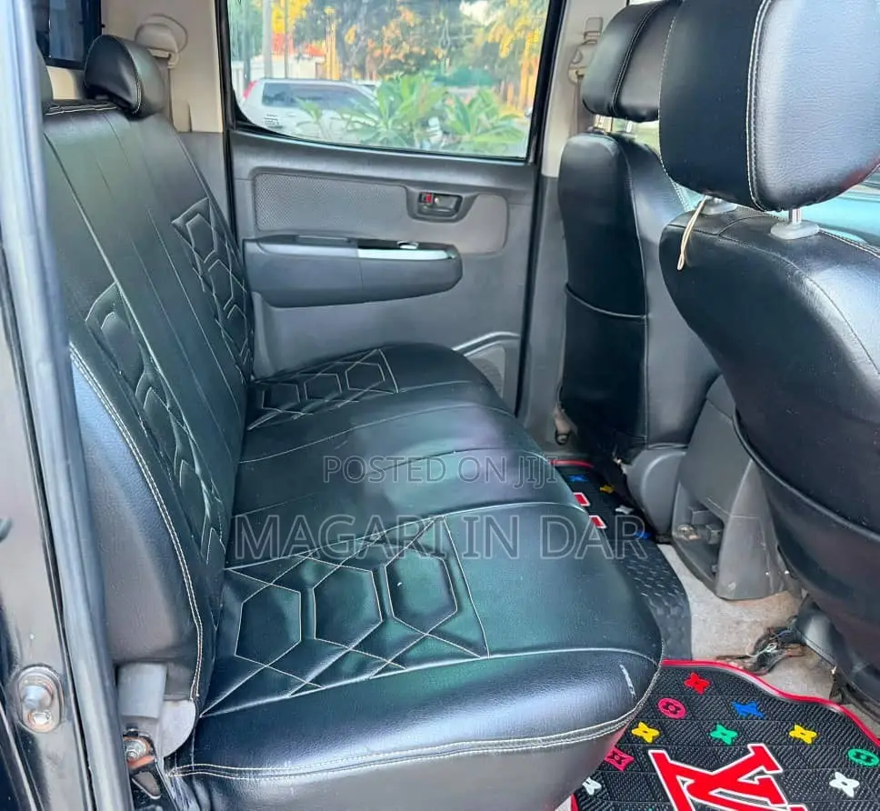 Toyota Hilux 2013 Black