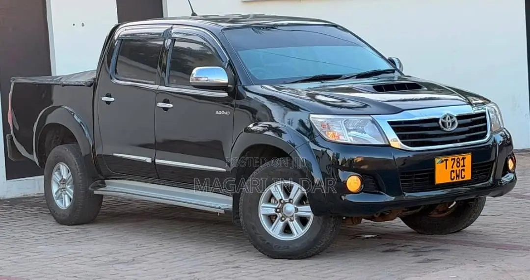Toyota Hilux 2013 Black