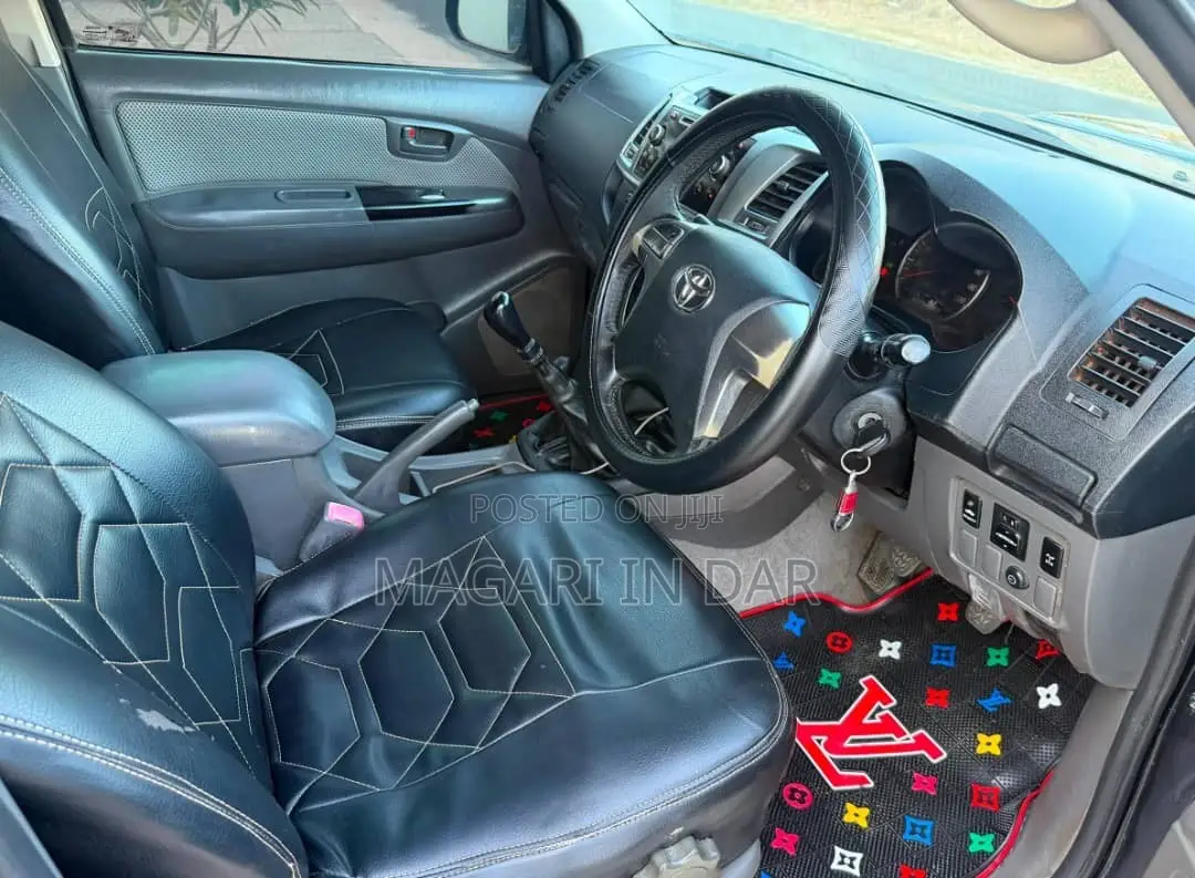 Toyota Hilux 2013 Black