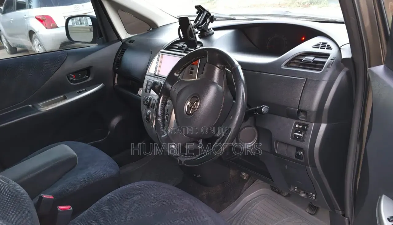 Toyota Ractis 2005 Silver