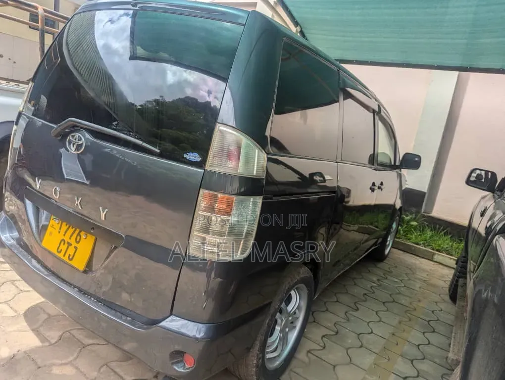 Toyota Voxy X 2WD 8-Seater 2002 Gray