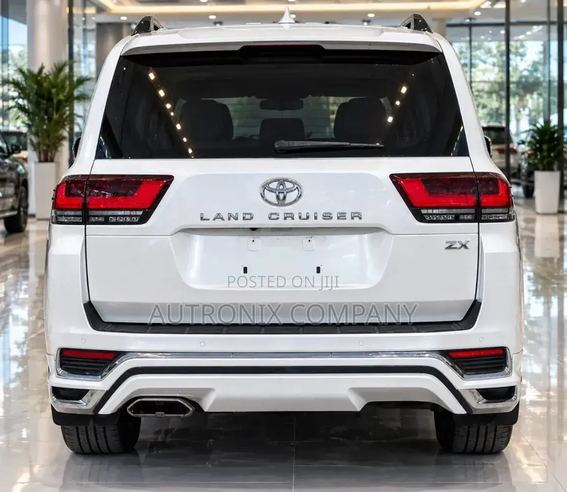 Toyota Land Cruiser LC300 2024 White
