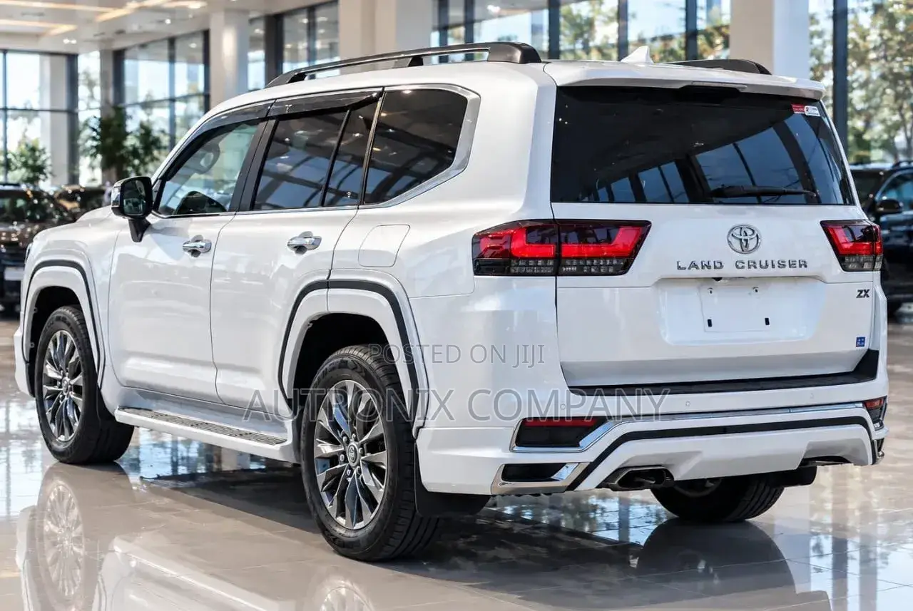 Toyota Land Cruiser LC300 2024 White