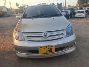 Toyota IST 2004 Gold