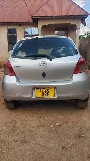 Toyota Vitz 2004 Silver
