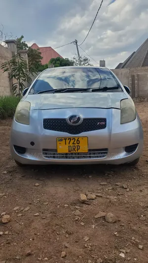 Toyota Vitz 2004 Silver