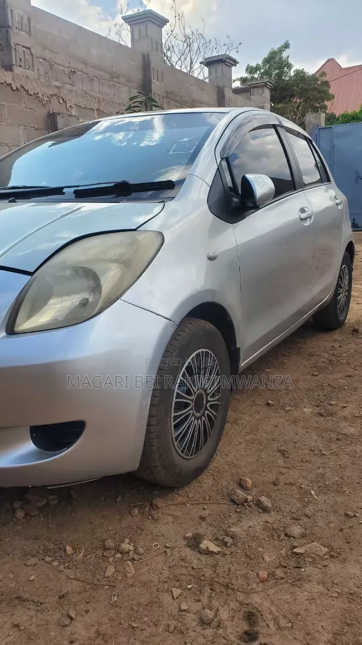 Toyota Vitz 2004 Silver