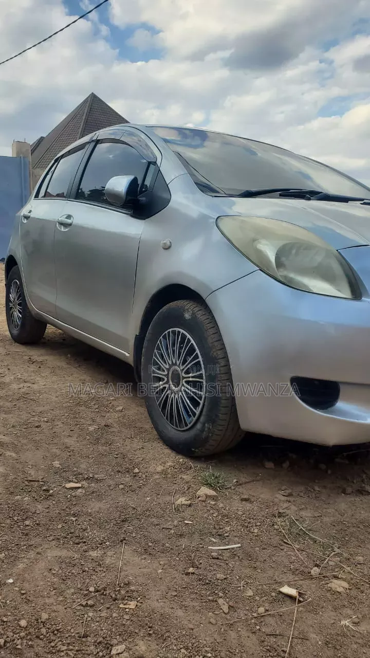 Toyota Vitz 2004 Silver