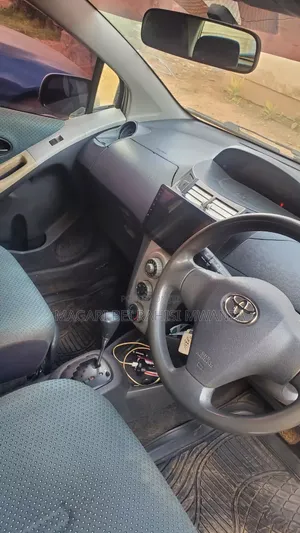 Toyota Vitz 2004 Silver