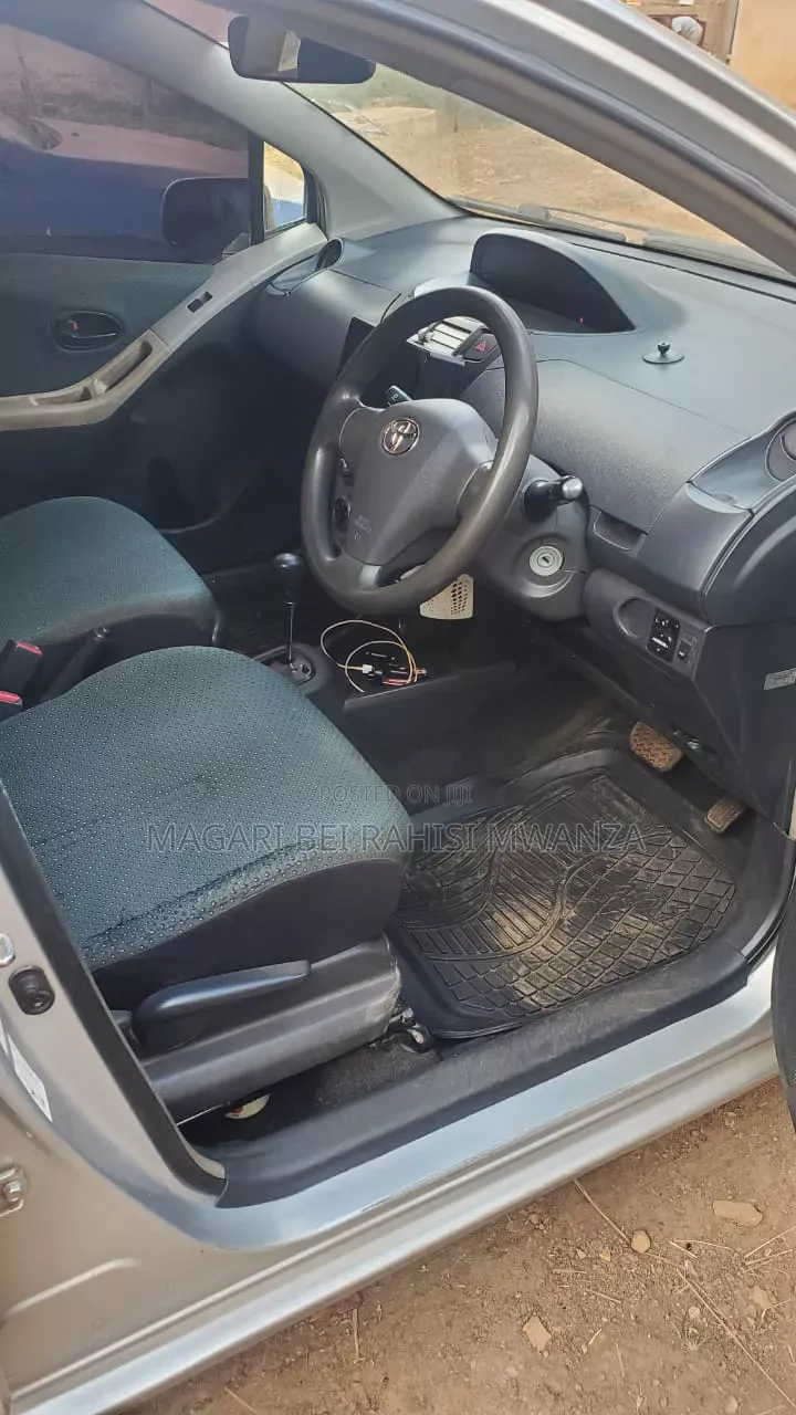 Toyota Vitz 2004 Silver