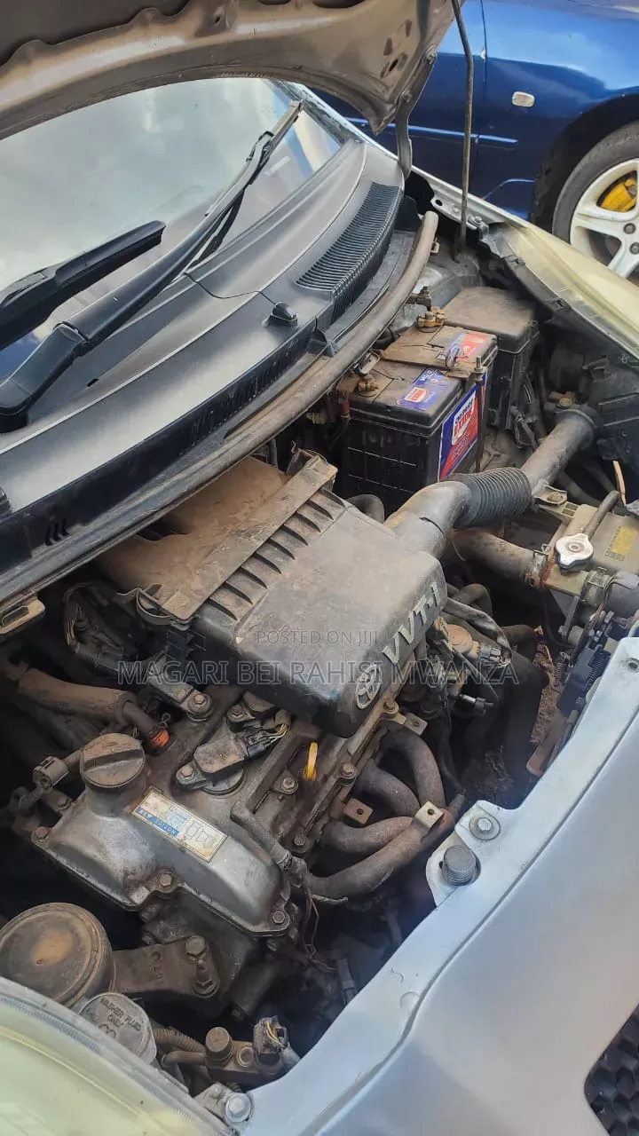 Toyota Vitz 2004 Silver