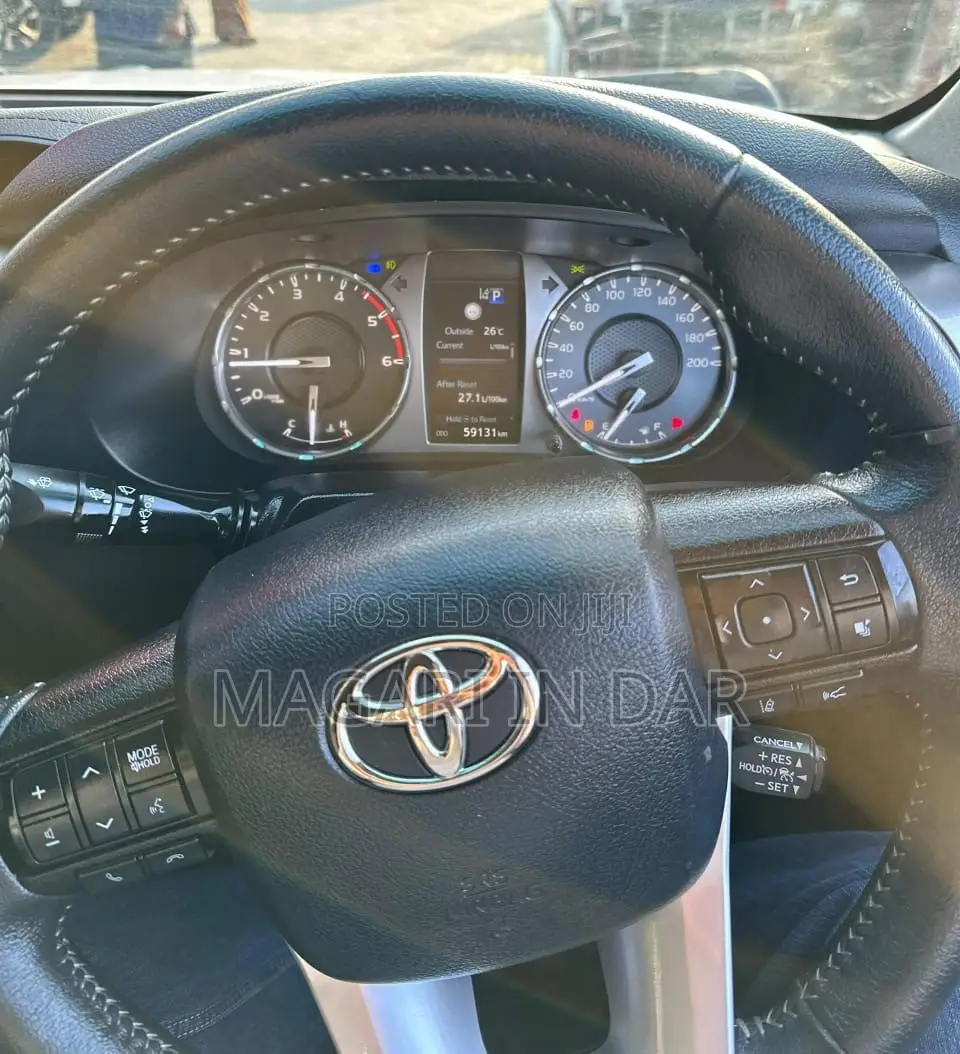 Toyota Hilux 2024 White