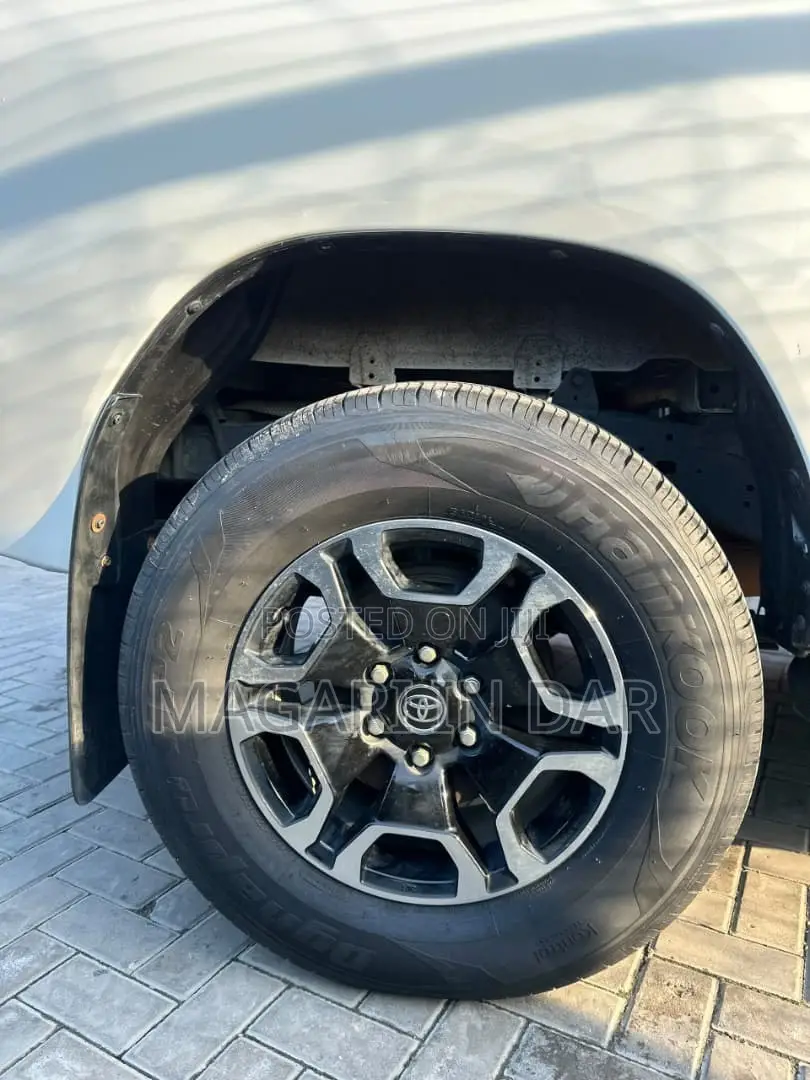 Toyota Hilux 2024 White