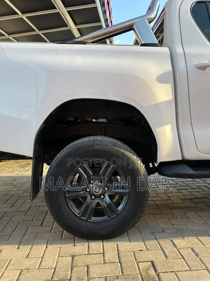 Toyota Hilux 2023 White
