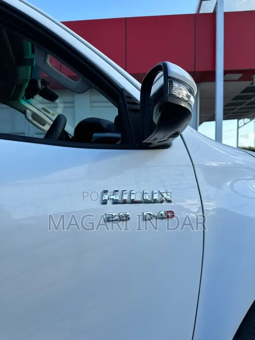 Toyota Hilux 2023 White