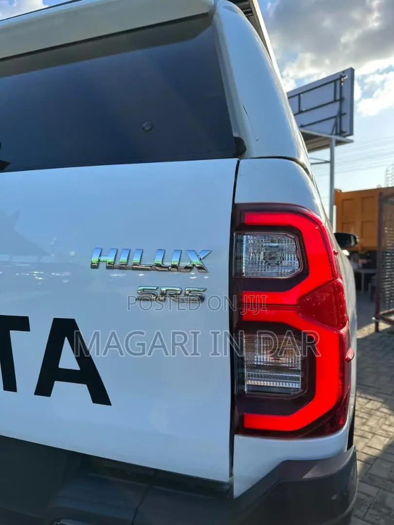 Toyota Hilux 2023 White