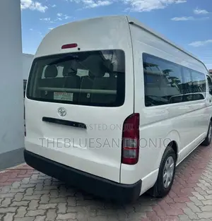 Toyota HiAce 2015 White
