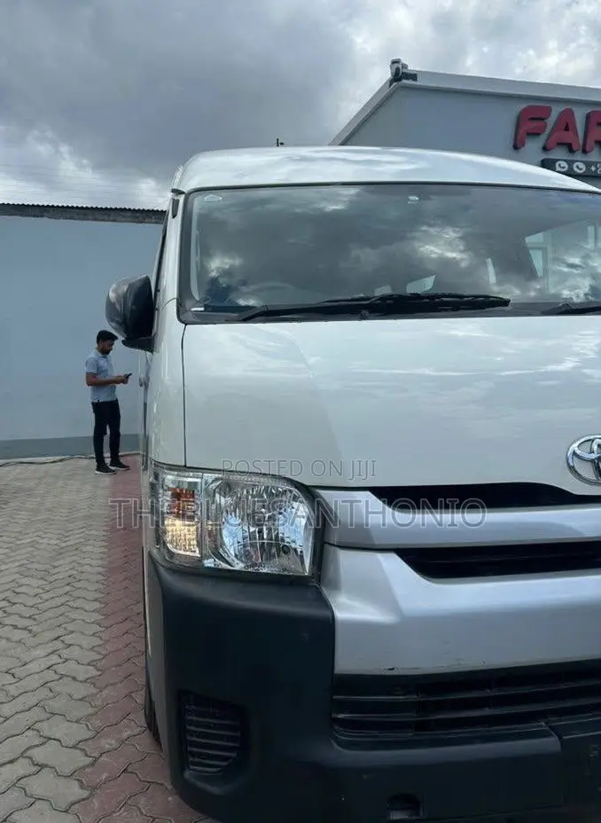 Toyota HiAce 2015 White