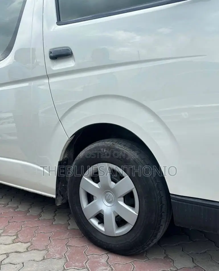 Toyota HiAce 2015 White