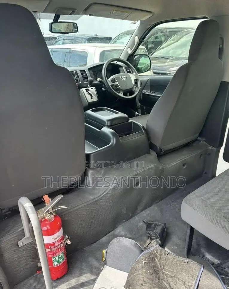 Toyota HiAce 2015 White