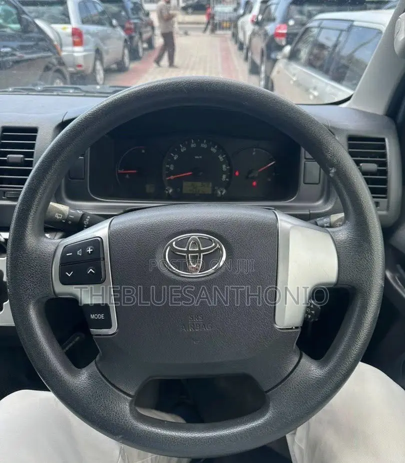 Toyota HiAce 2015 White