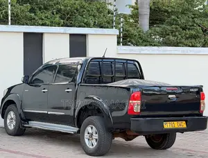 Toyota Hilux 2013 Black