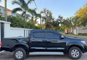 Toyota Hilux 2013 Black