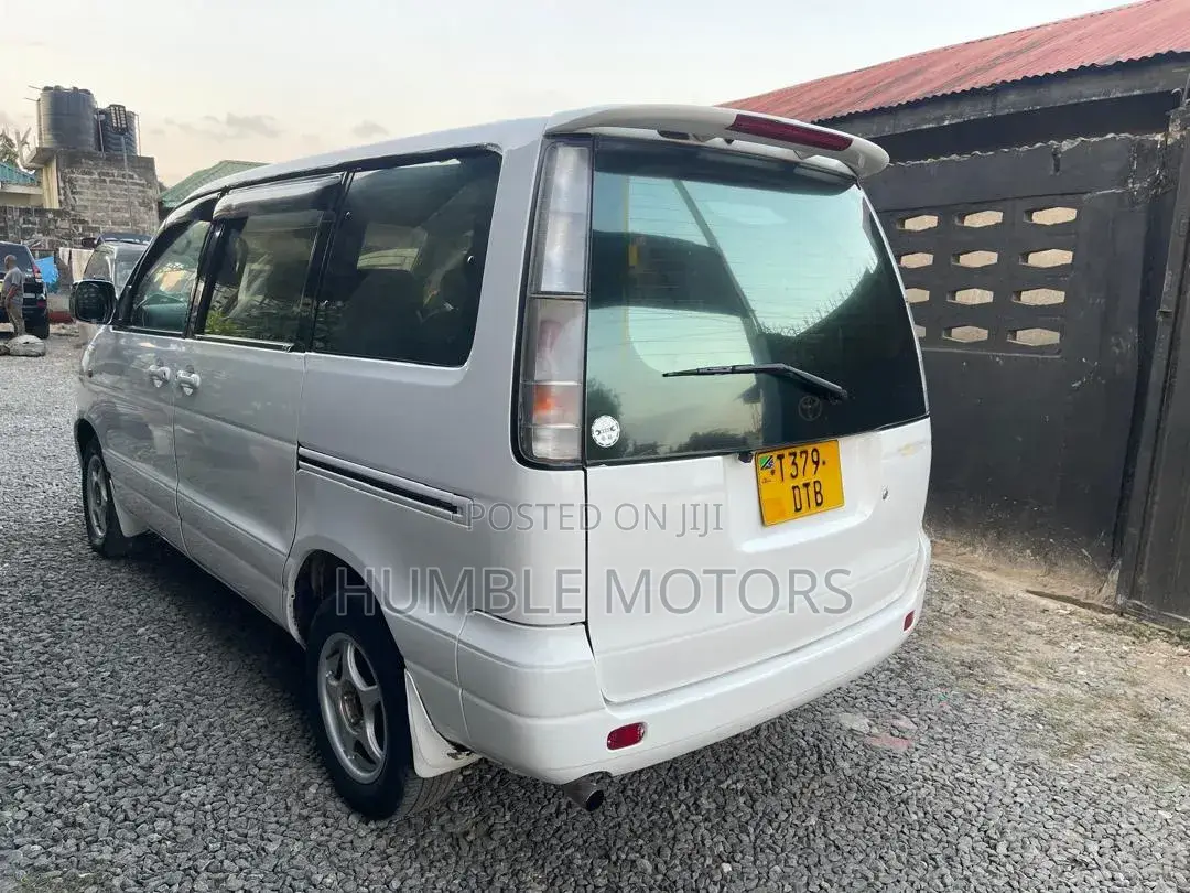 Toyota Noah 2002 White