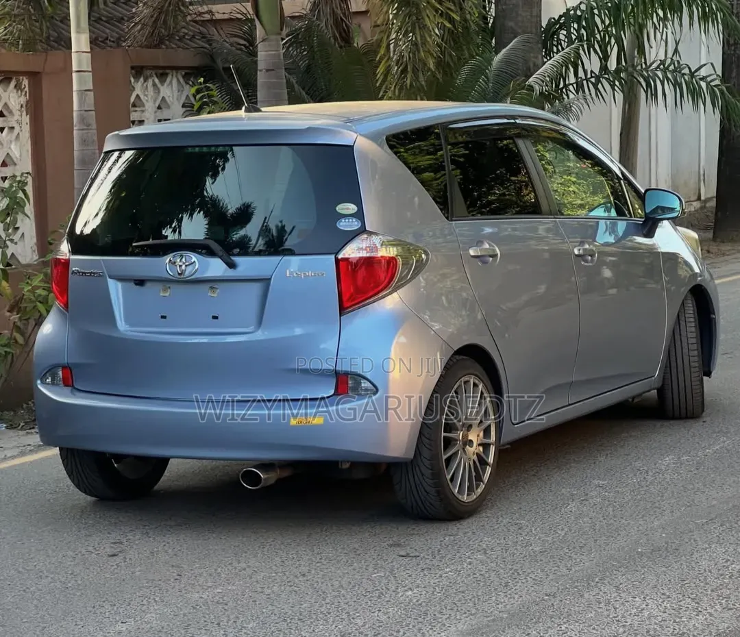 Toyota Ractis 2010 Silver