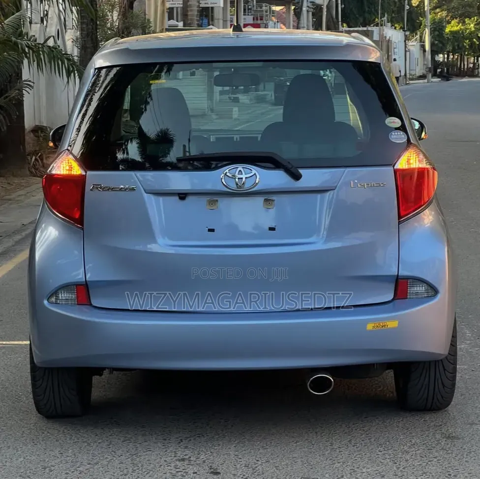 Toyota Ractis 2010 Silver