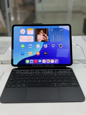 Apple Magic Keyboard iPad Pro M4/M5 11” Black / White