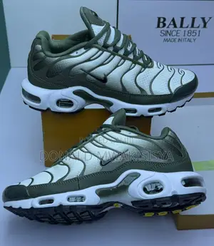 Trail Premium Sneakers _