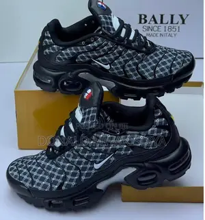 Trail Premium Sneakers _