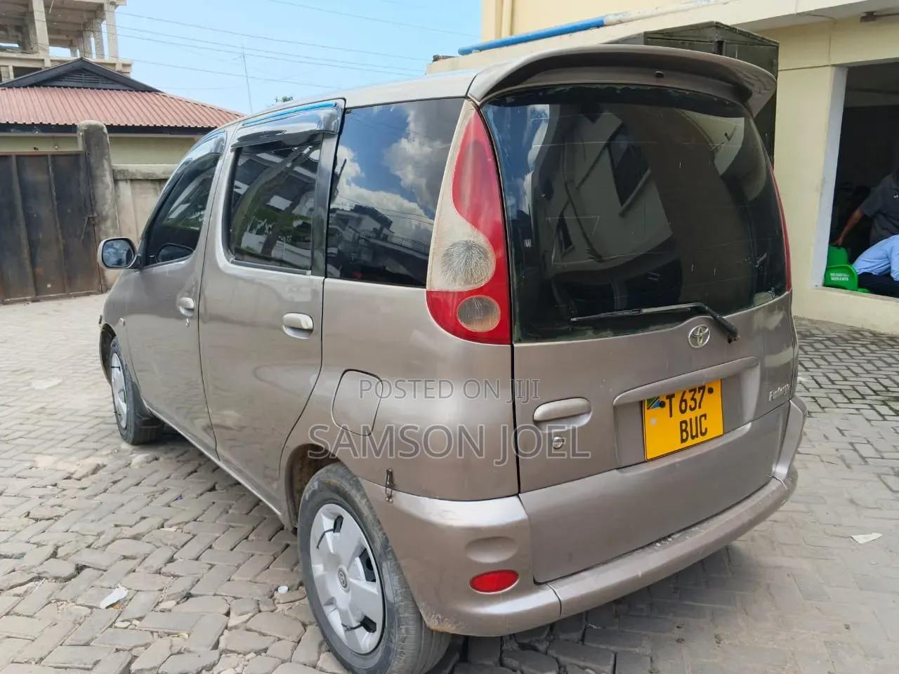 Toyota Fun Cargo 2004 Gold