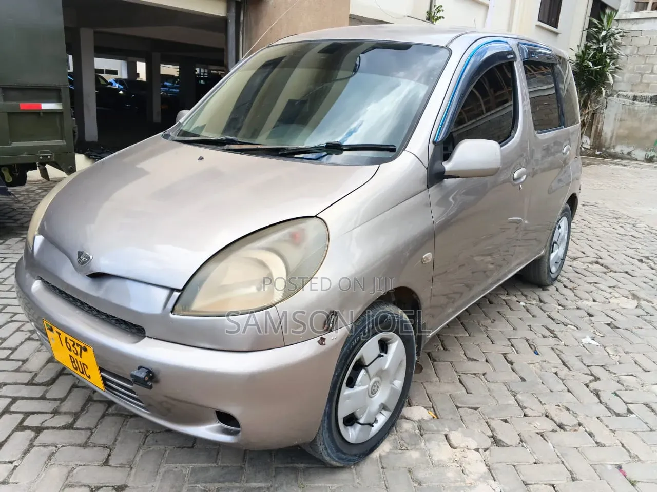Toyota Fun Cargo 2004 Gold