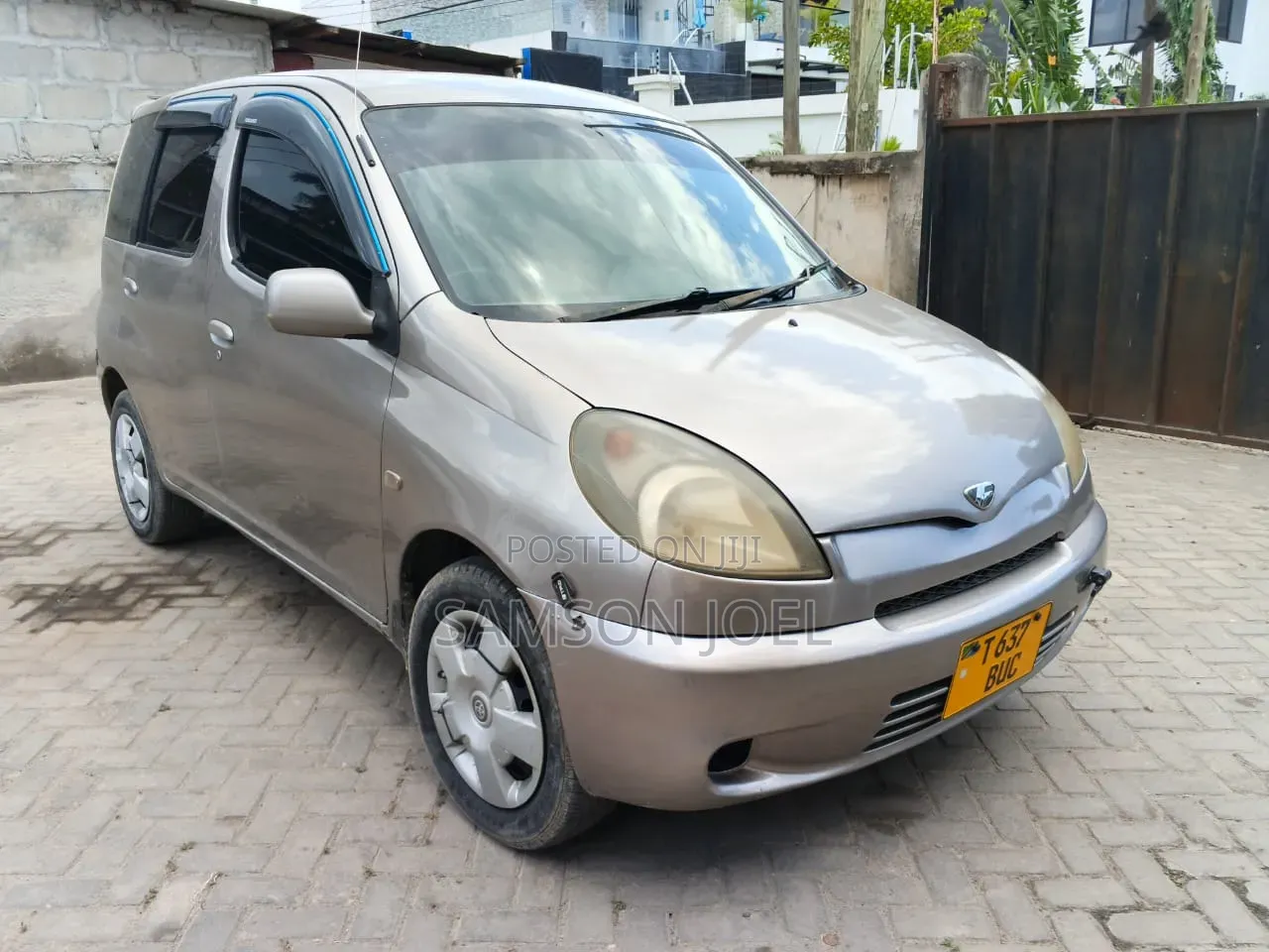 Toyota Fun Cargo 2004 Gold